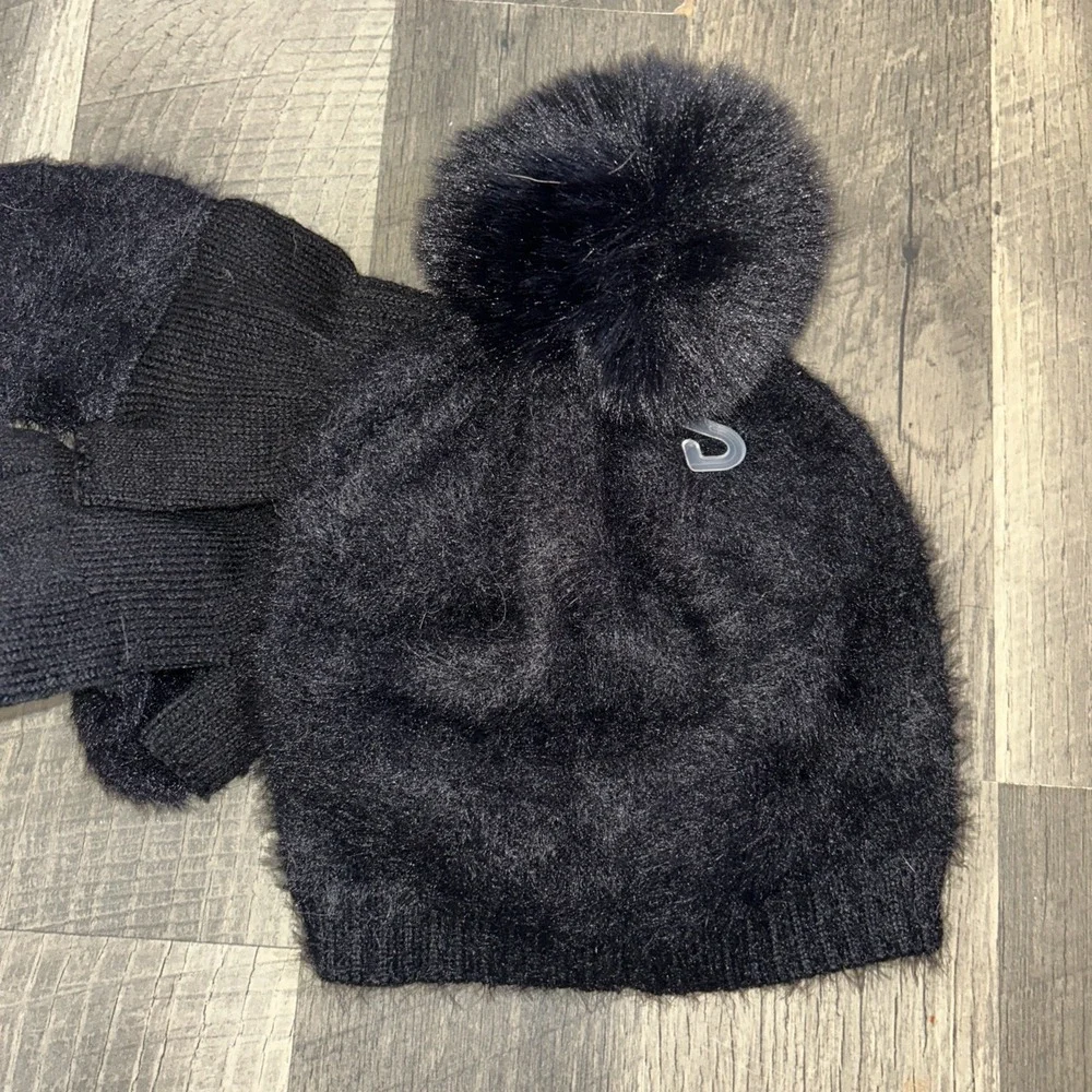 Ladies Winter Black knitted Beanie Sequins Hat & Fur Pom Pom And Mittens Set NWT